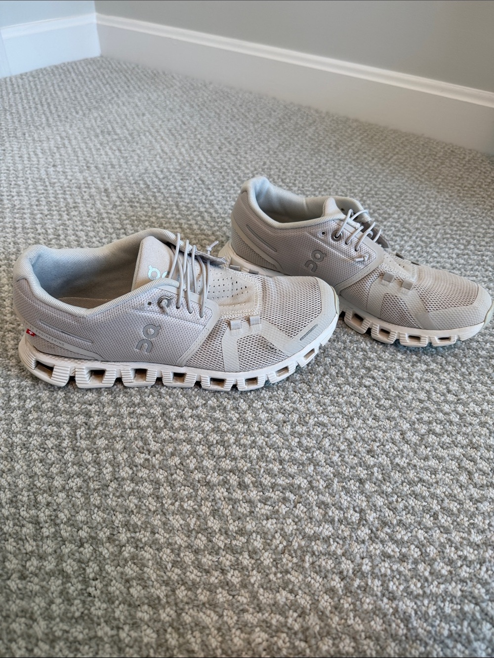 On Running Women’s Athletic Sneakers in Light Beige/Gray- SIZE 7.5!